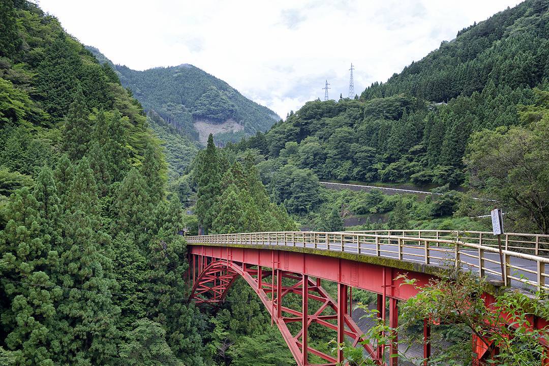 Something about the lines, color, and remoteness of this #Bridge made me pull over and jump out for a few quick shots.

#Shikoku #Japan #InTheMiddleOfNowhere